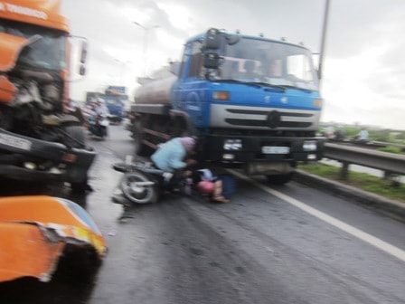 Hai người phụ nữ gặp nạn ngay sau đó vì vết dầu tràn gây trơn trượt.