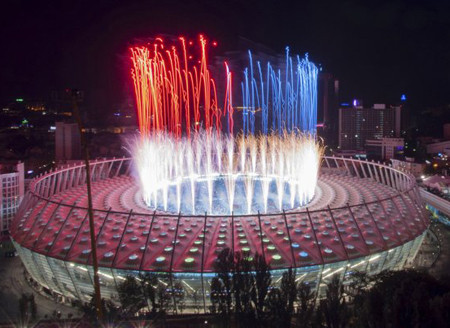 Pháo hoa khiến cho mái vòng của sân vận động Olympic liên tục đổi màu sắc