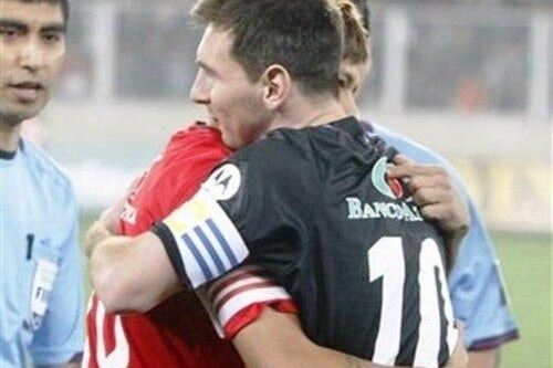 El-abrazo-entre-Leo-Messi-y-Ne-543765020