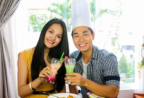 Trong quá trình thực hiện món trà sữa si rô, Nguyên Khang đã sơ ý làm đổ trà sữa lên người và Hương Giang đã nói đùa rằng trà sữa anh pha chế ngọt và thơm quá không khéo về nhà sẽ bị kiến cắn cho xem. Sự cố đó cũng là một trong những kỉ niệm đẹp giữa anh và hoa hậu Hương Giang.