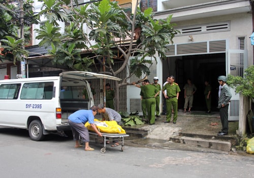 Thi thể người đàn ông được chuyển đi. Ảnh: An Nhơn