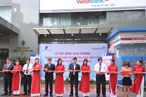 Lãnh đạo hai bên cắt băng khai trương. (Nguồn: VietinBank).