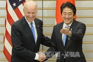 Thủ tướng Nhật Bản Shinzo Abe (phải) có cuộc gặp với Phó Tổng thống Mỹ Joe Biden (trái) đang trong chuyến thăm Nhật Bản. (Nguồn: AFP/TTXVN)