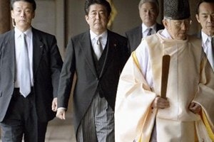 Thủ tướng Nhật Bản Shinzo Abe (thứ hai, trái) sau lễ viếng đền Yasukuni ở Tokyo ngày 26/12. (Nguồn: Kyodo/TTXVN)