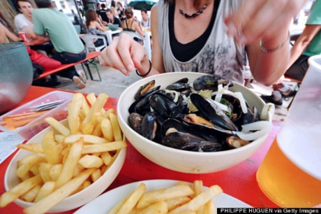 Trai hấp (Moules-Frites) có mặt ở nhiều nước như Pháp và Mỹ, nhưng ngon nhất thì phải thưởng thức ở Bỉ. Ăn kèm với khoai chiên sẽ hoàn hảo hơn.