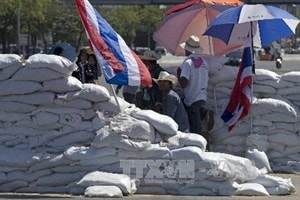 Chướng ngại vật những người biểu tình chống chính phủ dựng ở Bangkok ngày 14/1. (Ảnh: AFP/TTXVN)