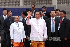 Thủ tướng Chính phủ Campuchia nhiệm kỳ V Hun Sen (phải) trong trang phục nghị sỹ truyền thống đến dự phiên họp đầu tiên của Quốc hội khóa mới. Ảnh: Xuân Khu - Phóng viên TTXVN tại Campuchia