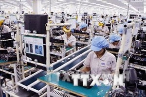 Dây chuyền sản xuất điện thoại di động của nhà máy Samsung Việt Nam. (Ảnh: Đức Tám/TTXVN)