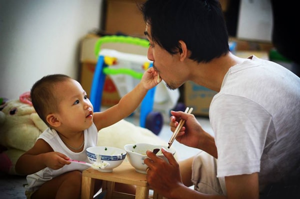 [Caption] Tôi tham khảo các phương pháp chăm con của phương Tây, Nhật,& Tuy nhiên, bản thân tôi nghĩ rằng, cảm thấy điều gì tốt, phù hợp cho con và bản thân mình thì sẽ áp dụng. Tôi không nhất thiết theo phương pháp nào, tức là tiếp thu có chọn lọc. Cách chăm sóc con theo Nhật, Mỹ khác nhiều so với Việt Nam nên cũng có khi không nhận được sự đồng ý từ người thân. Ví dụ chuyện cho bé ăn, người Mỹ thường để bé tự ăn, thậm chí ăn bốc, cho trẻ đi bơi sớm, tiếp xúc thiên nhiên ngay từ bé, cho nên tôi vẫn thường đưa Ủn đi chơi khi có thời gian rỗi. Cách chăm con của người Nhật hướng đến sự tự lập nên tôi cũng rèn luyện cho con sự tự lập từ sớm, dù chưa nhiều nhưng vẫn đang kiên trì thực hiện, anh chia sẻ.