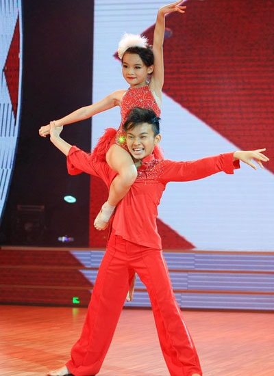 Hai thí sinh Linh Hoa (trái) và Minh Quân cùng phối hợp trong bài nhảy dancesport