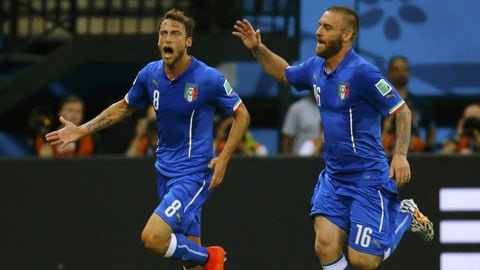 De Rossi (phải) ghi bàn ấn định chiến thắng 2-0 cho Italia