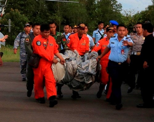 Indonesia phát hiện xác máy bay AirAsia nằm ngửa dưới đáy biển - ảnh 1