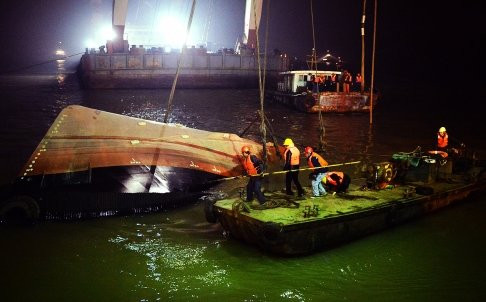 Hiện trường lật tàu ở sông Dương Tử (Trung Quốc) - Ảnh: AFP