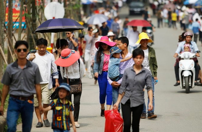 Người dân đội nắng đổ về di tích đền Hùng (tỉnh Phú Thọ) - Ảnh Nguyễn Khánh