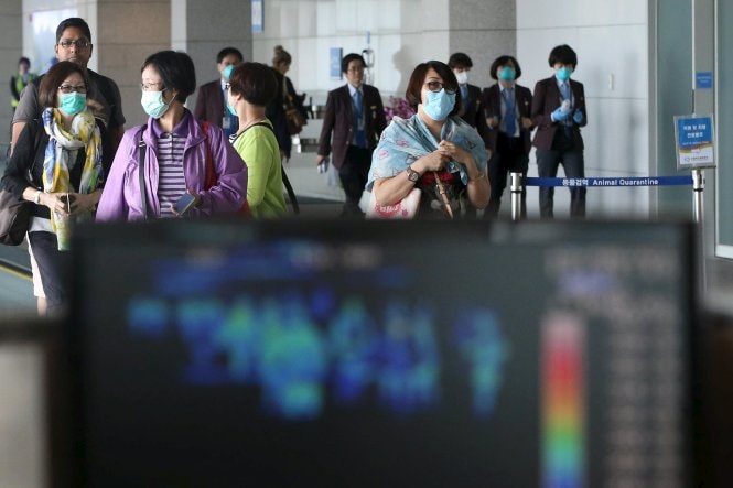 Hành khách đeo khẩu trang để phòng dịch MERS tại sân bay Incheon ở Hàn Quốc Ảnh: Reuters