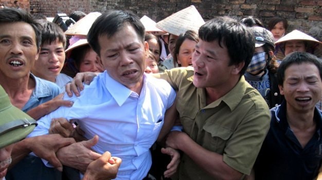 Ông Nguyễn Thanh Chấn xúc động trong vòng tay người thân, xóm giềng ngày mới được trả tự do 