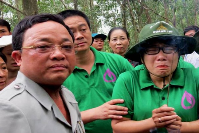 “Cậu Thủy” (bìa trái) và nhân viên Hải Anh (bìa phải) tại hiện trường tìm mộ liệt sĩ ở Quảng Trị ngày 25-8-2013 - Ảnh: Uyên Nhi