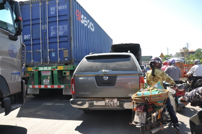 Kẹt xe trên quốc lộ 5 đoạn đường rẽ vào cụm thi Học viện Nông nghiệp VN - Ảnh: THANH HÀ