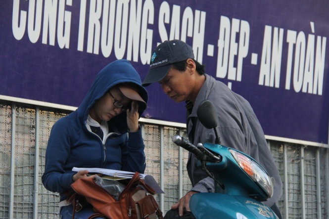 Phụ huynh quan tâm con ôn gì - Ảnh: Duyên Phan