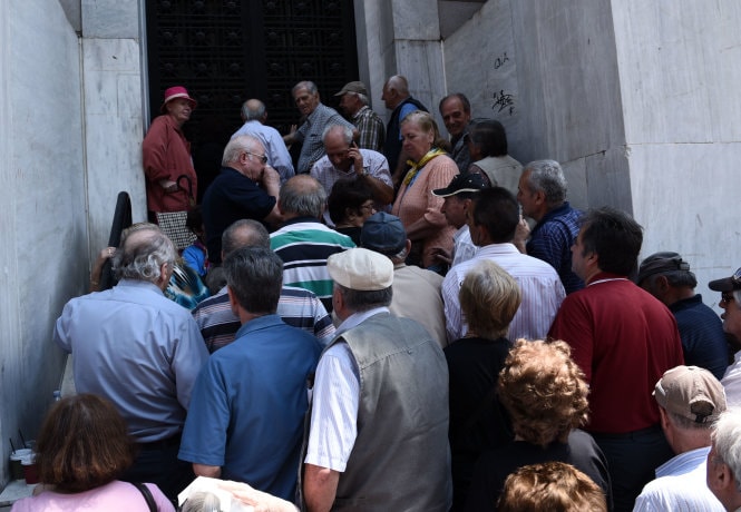 Người dân vây trước cửa chi nhánh Ngân hàng Quốc gia ở Athens ngày 1-7 - Ảnh: Startribune