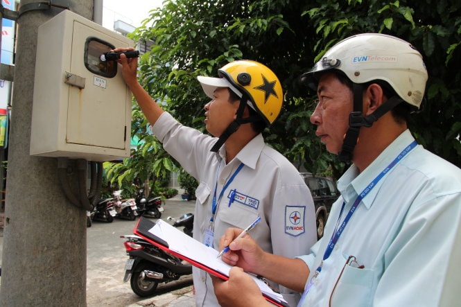 Đã có nhiều doanh nghiệp đầu tư vào nhà máy điện nhưng đầu ra chỉ có một đơn vị mua là Tập đoàn EVN. Trong ảnh: nhân viên Công ty Điện lực Gò Vấp, TP.HCM ghi chỉ số điện kế của khách hàng - Ảnh: Nguyễn Công Thành