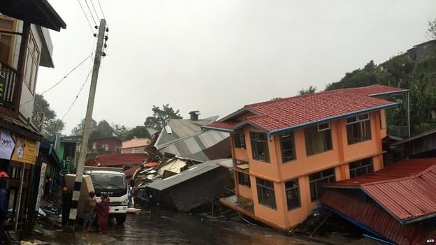 Nhà cửa ở mộ khu vực thuộc bang Chin đổ nghiêng do lở đất gây ra   Ảnh:AFP