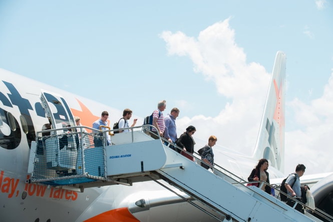 Khách đi trên chuyến bay của Jetstar Group