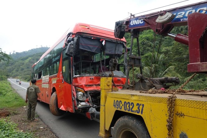 Xe Phương Trang do anh tài xế Khánh điều khiển được đưa ra khỏi hiện trường - Ảnh:M.Vinh