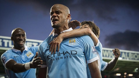 Kompany góp 1 pha lập công vào chiến thắng cho Man City