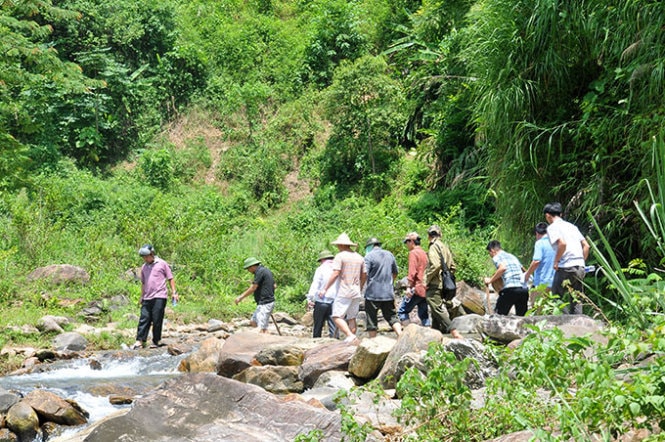 Sáng 14-8, Thiếu tướng Hồ Sĩ Tiến, Cục trưởng Cục CSĐT tội phạm về trật tự xã hội (C45) Bộ Công an và thiếu tướng Đặng Trần Chiêu, Giám đốc công an tỉnh Yên Bái đã thị sát, chỉ đạo truy bắt nghi phạm gây ra vụ thảm sát - Ảnh: M.Quang