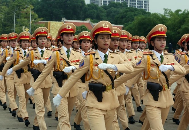 Đoàn nữ cảnh sát giao thông Hà Nội tập dượt tại buổi tổng duyệt Lễ kỷ niệm 70 năm Cách mạng tháng 8 và Quốc khánh 2-9 tại Quảng trường Ba Đình - Ảnh: Việt Dũng