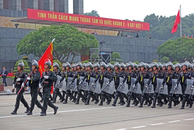 Trung đoàn Cảnh sát cơ động tập dượt tại buổi tổng duyệt Lễ kỷ niệm 70 năm Cách mạng tháng 8 và Quốc khánh 2-9 tại Quảng trường Ba Đình - Ảnh: Việt Dũng