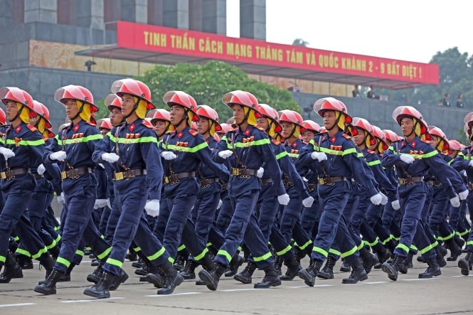 Các chiến sĩ phòng cháy chữa cháy diễu hành tập dượt tại buổi tổng duyệt Lễ kỷ niệm 70 năm Cách mạng tháng 8 và Quốc khánh 2-9 tại Quảng trường Ba Đình - Ảnh: Việt Dũng