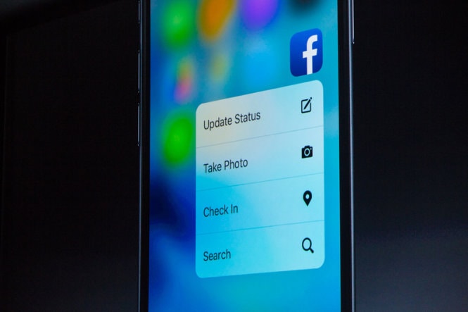 3D Touch cho phép mở nhanh các tùy chọn kiểm tra thông tin với Facebook ngay trên giao diện trang chủ (Homescreen) - Ảnh: CNET