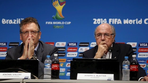 Tổng thư ký FIFA Jerome Valcke (trái) và chủ tịch FIFA Sepp Blatter trong một buổi họp báo tại World Cup 2014 - Ảnh: Reuters