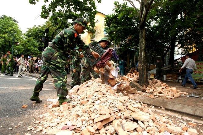 Lực lượng công binh giải tỏa đất đá tại hiện trường - Ảnh: Minh Quang