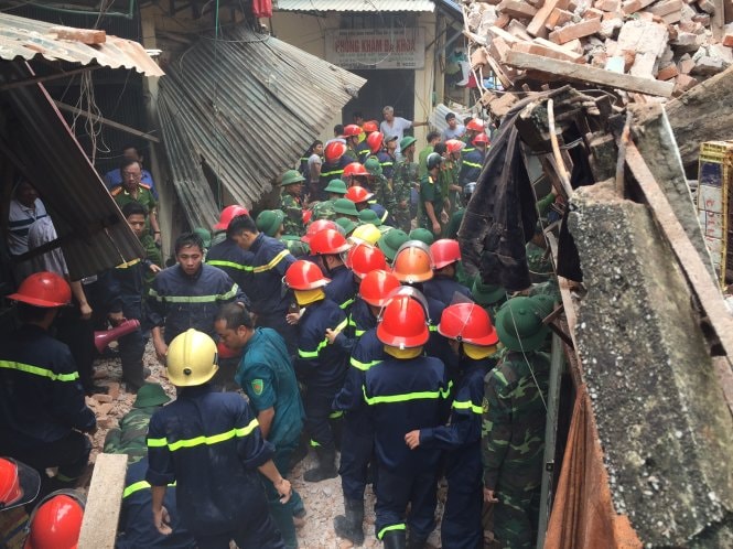 Hàng trăm nhân viên cứu hộ tại hiện trường - Ảnh: Minh Quang