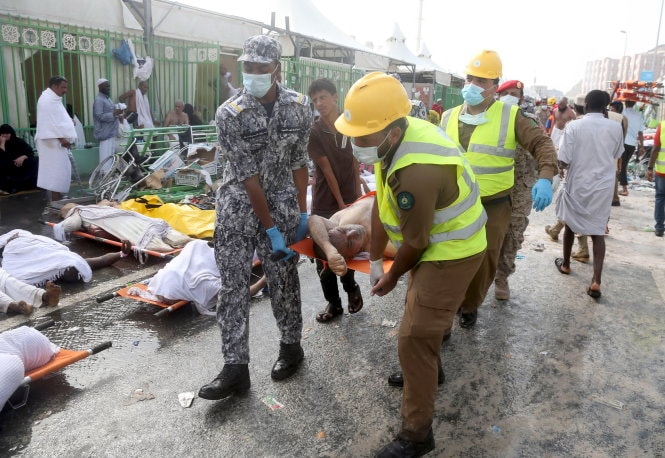 Các nhân viên cứu hộ đưa người bị thương đi cấp cứu - Ảnh: Reuters