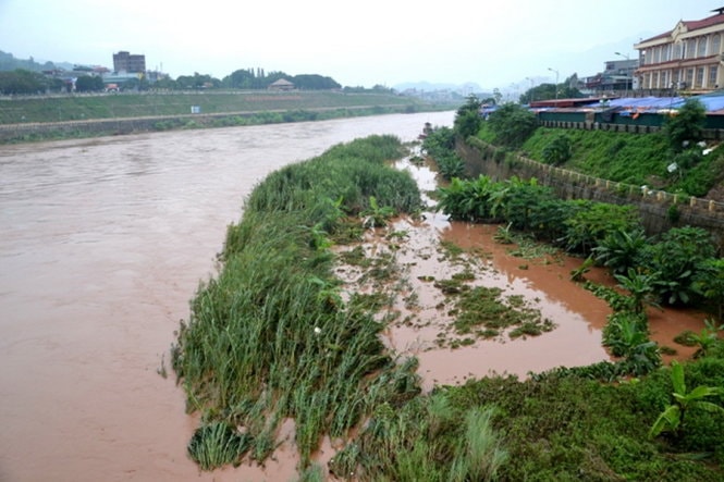 Lũ trên sông Hồng (ở TP Lào Cai) đã rút nhanh - ẢNH: HỒNG THẢO