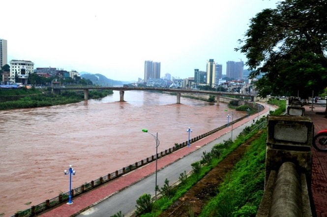 Lũ trên sông Hồng (ở TP Lào Cai) đã rút nhanh - ẢNH: HỒNG THẢO