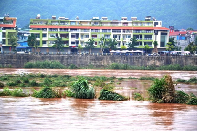 Lũ trên sông Hồng (ở TP Lào Cai) đã rút nhanh - ẢNH: HỒNG THẢO