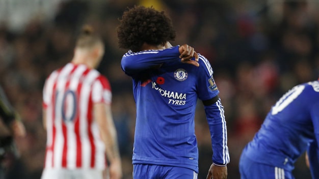 Willian cúi mặt rời sân sau khi Chelsea để thua Stoke City. Ảnh: Reuters