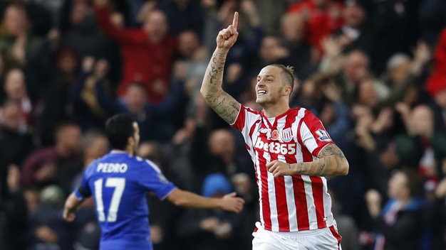 Niềm vui của Arnautovic sau khi ghi bàn cho Stoke City. Ảnh: Reuters