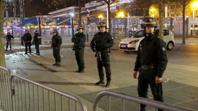 Lực lượng cảnh sát làm nhiệm vụ tại sân vận động Stade de France sau khi xảy ra ba vụ nổ tại khu vực này. Sự việc xảy ra khi hai đội tuyển Pháp và Đức đang thi đấu giao hữu trong sân - Ảnh: AP