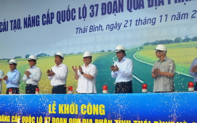 Theo ông Nguyễn Hồng Diên - chủ tịch UBND tỉnh Thái Bình - dự án cải tạo, nâng cấp quốc lộ 37 và xây mới cầu sông Hóa là mong ước lớn của người dân hai tỉnh Thái Bình, Hải Phòng - Ảnh: Xuân Long