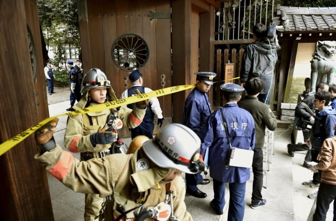 Cảnh sát và lính cứu hỏa Nhật Bản có mặt tại đền Yasukuni sau vụ nổ - Ảnh: Reuters