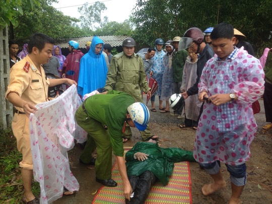 Thi thể ông Lực vẫn mặc áo mưa khi được phát hiện Ảnh: CTV