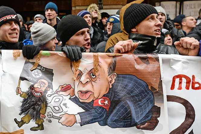 Biểu tình trước Đại sứ quán Thổ Nhĩ Kỳ ở Matxcơva - Nguồn: lenta.ru