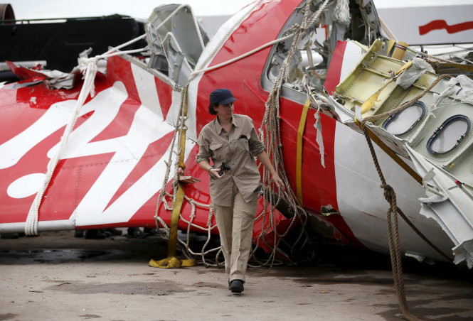 Xác chiếc máy bay của AirAsia - Ảnh: Reuters
