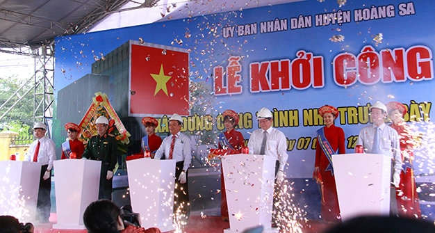 Lãnh đạo TP Đà Nẵng bấm nút khởi công nhà trưng bày Hoàng Sa - Ảnh: Hữu Khá